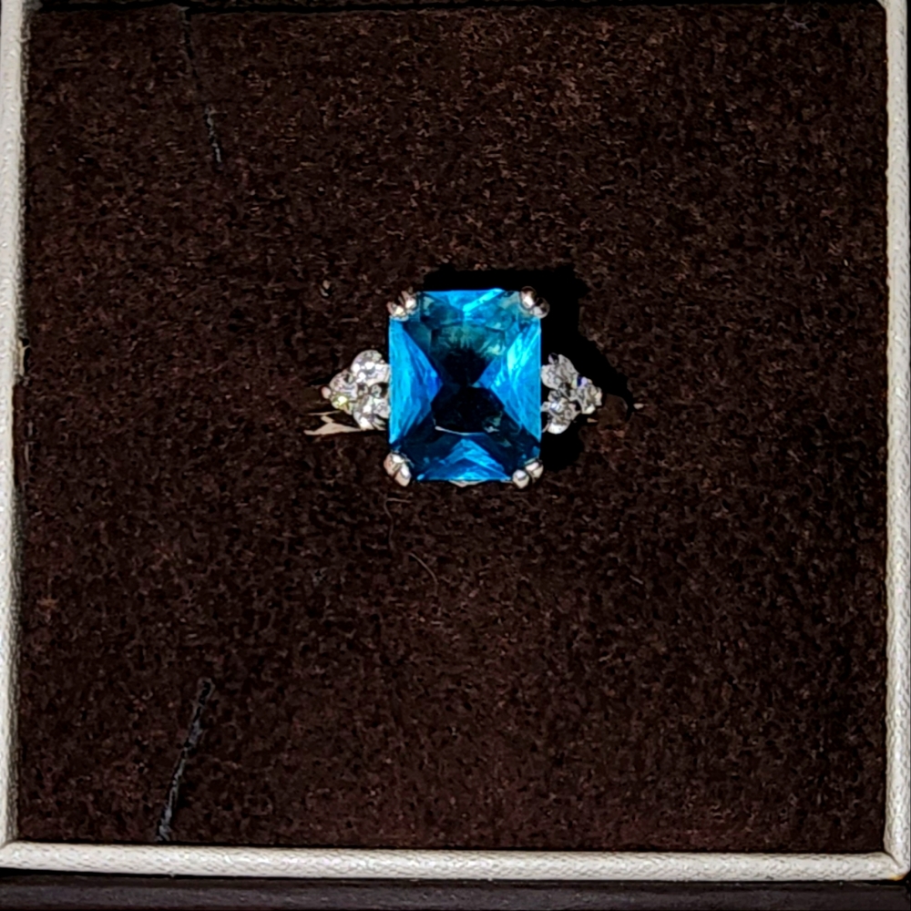 Blue Topaz Sterliz Silver ring with Cubic Zirconia Jewels.